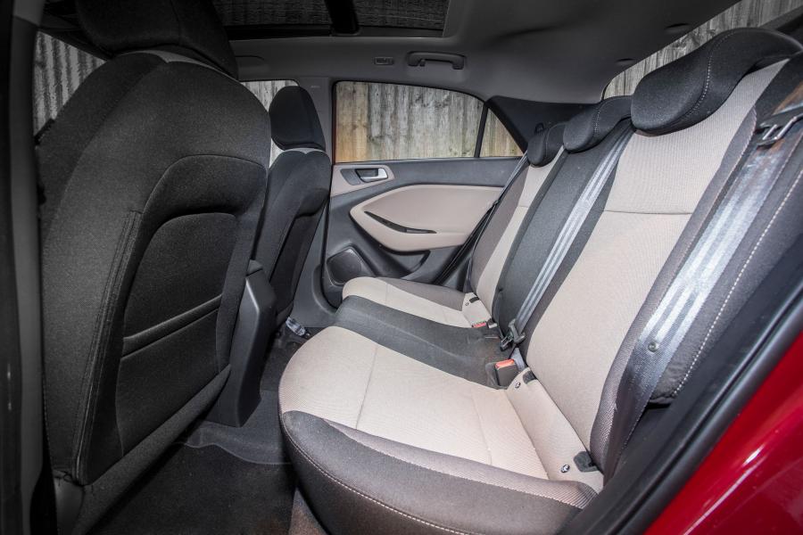  Hyundai i20 2015 года  (UK) (фото 12 из 24)